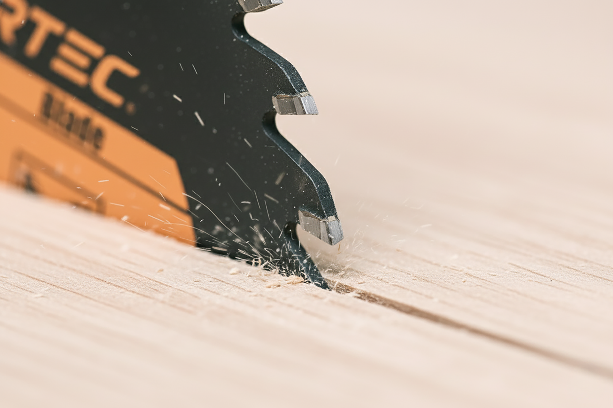 ATB teeth cutting cleanly across fine trim