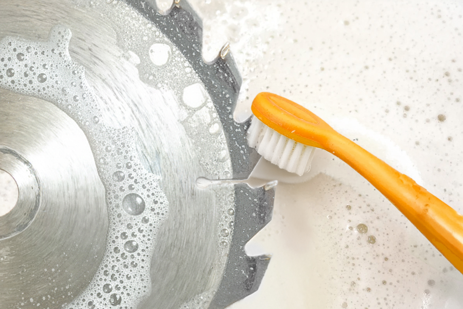 cleaning circular saw blade