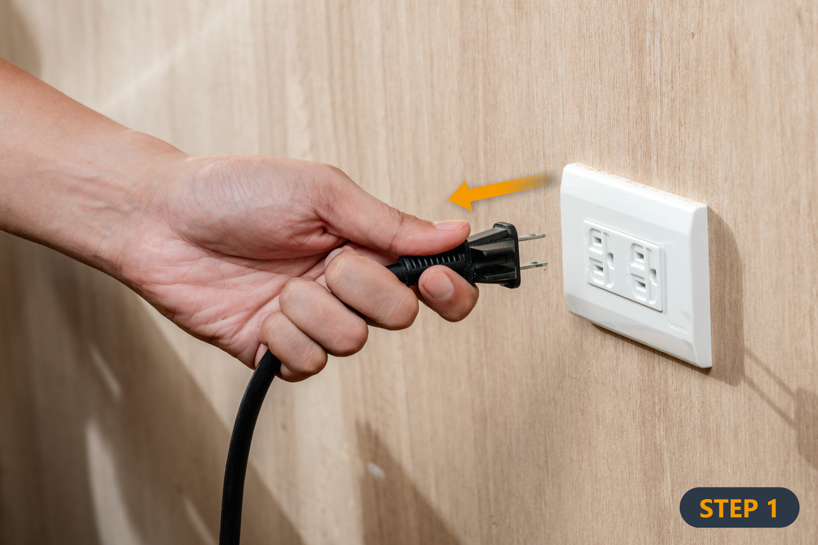 disconnect power preparing to change circular saw blade